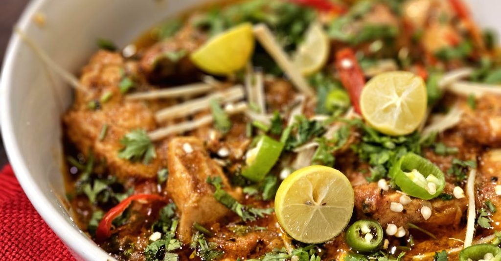 découvrez une recette savoureuse de chicken chili, un plat réconfortant parfait pour les repas en famille. facile à préparer, riche en saveurs et épices, idéal pour réchauffer vos soirées.