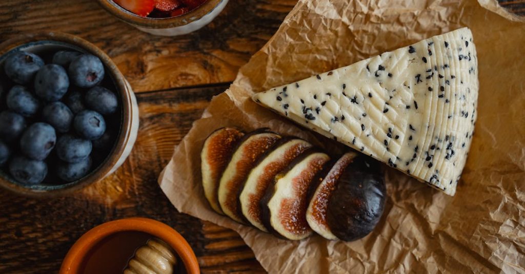 découvrez notre tartelette au fromage de chèvre et miel, une délicieuse alliance de saveurs sucrées et salées, parfaite pour une pause gourmande.