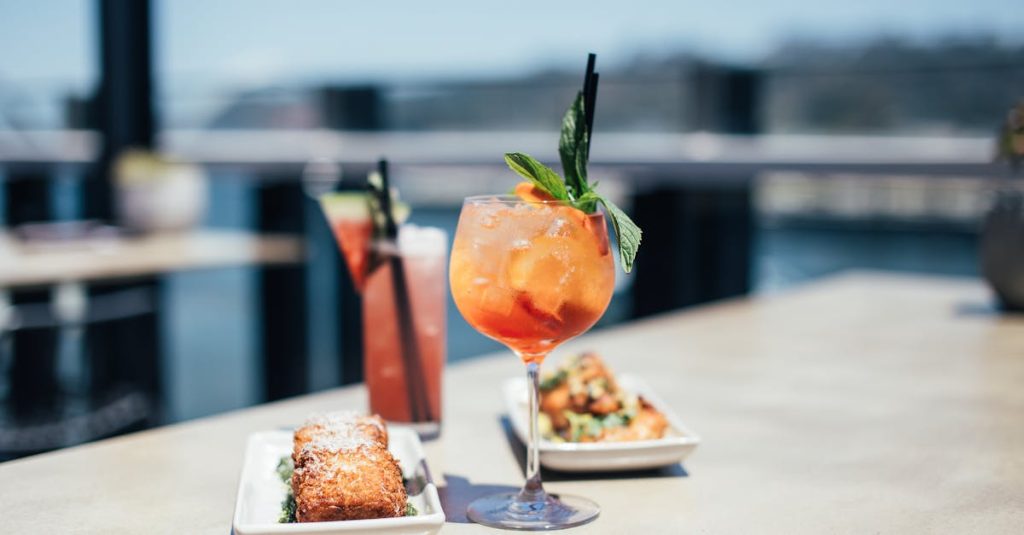 découvrez la recette rafraîchissante du limoncello spritz, un cocktail italien alliant la douceur du limoncello à la légèreté du spritz pour des moments estivaux inoubliables.