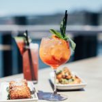 découvrez la recette rafraîchissante du limoncello spritz, un cocktail italien alliant la douceur du limoncello à la légèreté du spritz pour des moments estivaux inoubliables.