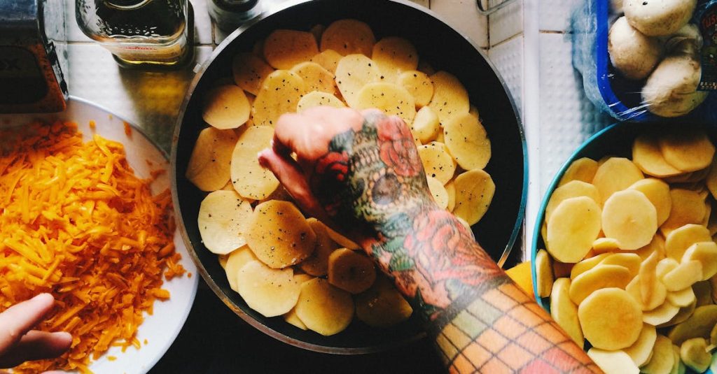 Recette simple et savoureuse de rösti aux pommes de terre 2 découvrez la recette traditionnelle du rösti de pommes de terre, un plat suisse croustillant et savoureux, parfait pour accompagner vos repas ou en plat principal.