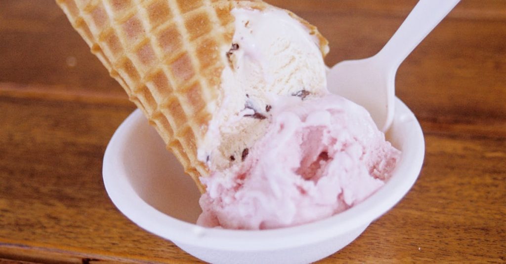 dégustez notre glace à la fraise artisanale, fraîche et gourmande, parfaite pour se rafraîchir et savourer la douceur fruitée de l'été.