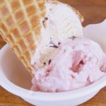 dégustez notre glace à la fraise artisanale, fraîche et gourmande, parfaite pour se rafraîchir et savourer la douceur fruitée de l'été.