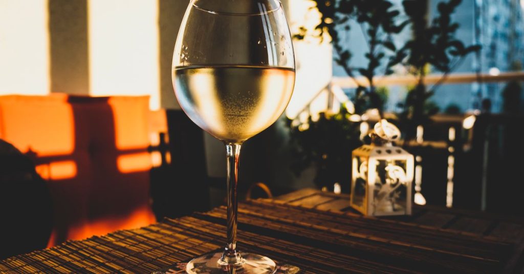 découvrez tout sur le chardonnay, un cépage blanc emblématique offrant des vins aux arômes variés, de la fraîcheur fruitée aux notes beurrées et boisées.