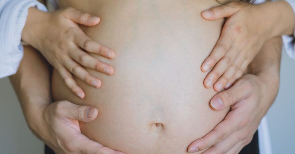 découvrez si manger un éclair au chocolat est sûr pendant la grossesse, avec des conseils sur les ingrédients à éviter et les précautions à prendre pour protéger la santé de la future maman et du bébé.