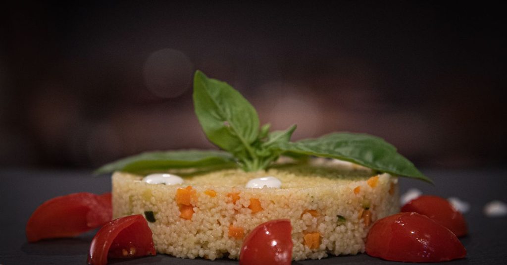 découvrez notre couscous salé aux viandes mélangées, un plat savoureux et authentique qui ravira vos papilles avec ses saveurs riches et délicates.