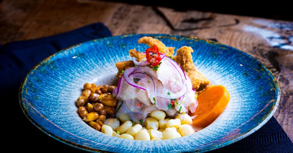 découvrez la recette authentique du ceviche, un plat frais et savoureux à base de poisson mariné au citron, typique des cuisines sud-américaines.