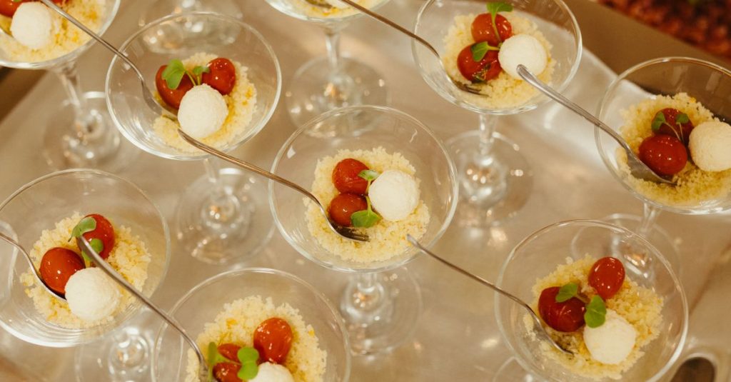 découvrez la quantité idéale de bouchées pour vos cocktails afin de satisfaire vos invités et réussir vos événements avec des portions parfaites.