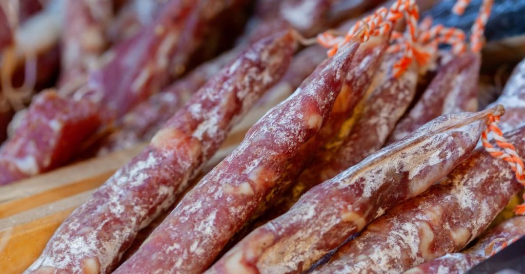 découvrez les risques liés à la consommation de viande séchée pendant la grossesse et comment protéger la santé de maman et bébé.