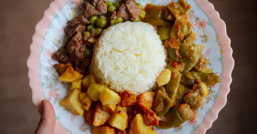 découvrez la quantité idéale de riz par personne pour préparer des repas équilibrés et éviter le gaspillage alimentaire.
