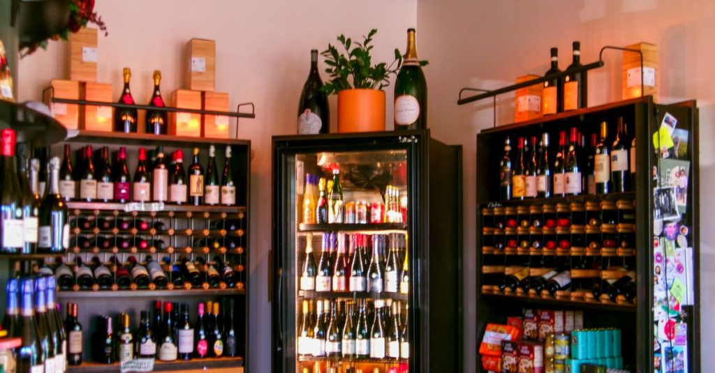 découvrez nos conseils pratiques pour une organisation optimale de votre cave à vin, afin de conserver et valoriser votre collection avec style et efficacité.