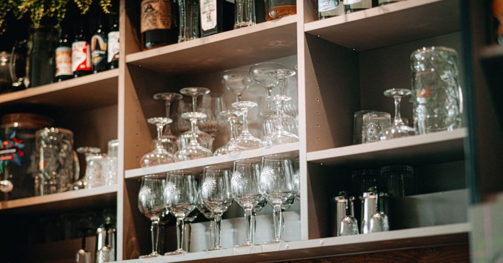 découvrez la durée de conservation du vin, comment bien le stocker et les astuces pour préserver ses arômes et sa qualité plus longtemps.