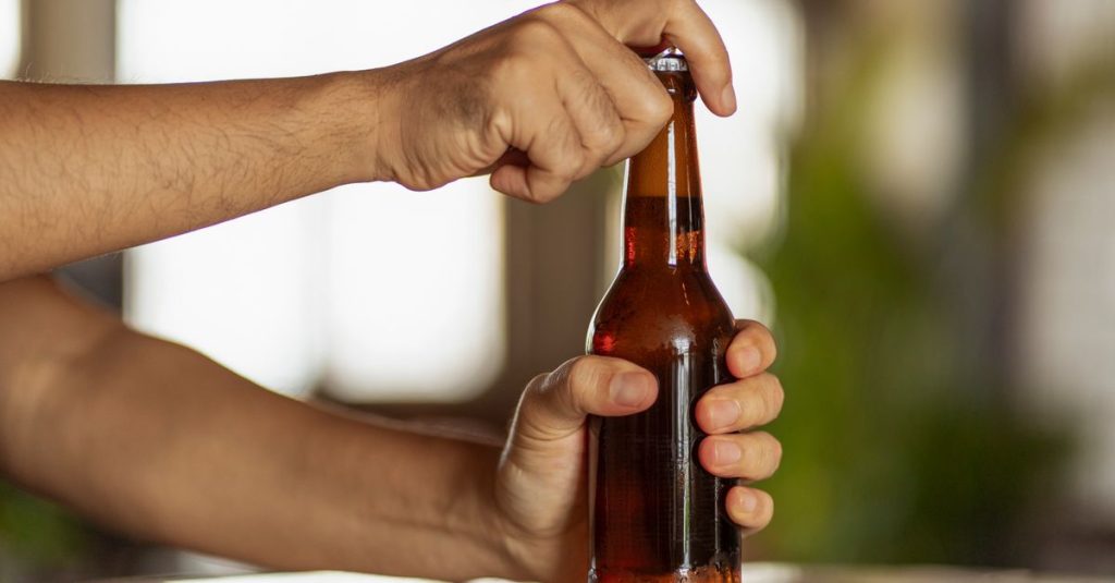 découvrez les risques et effets de la consommation de bière périmée, ainsi que des conseils pour savoir quand il est sûr de la consommer.
