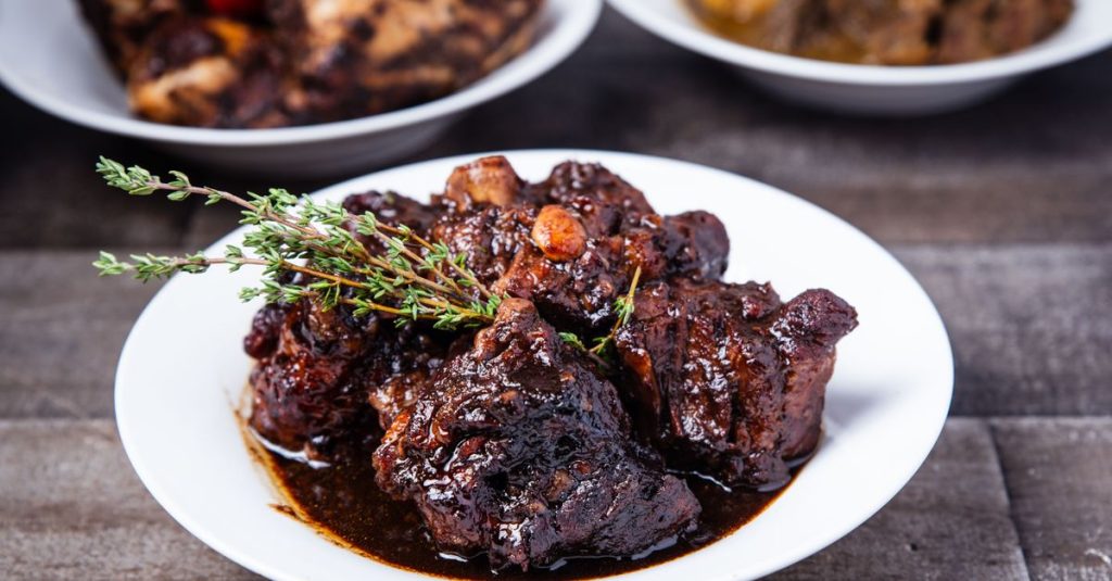 découvrez notre recette traditionnelle de coq au vin mijoté lentement pour des saveurs riches et une viande tendre.