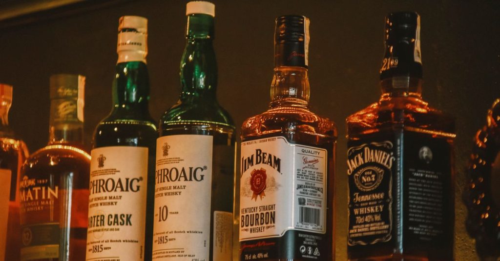 découvrez les différences clés entre le whiskey et le bourbon, leurs origines, leurs méthodes de fabrication, et comment choisir celui qui vous convient.