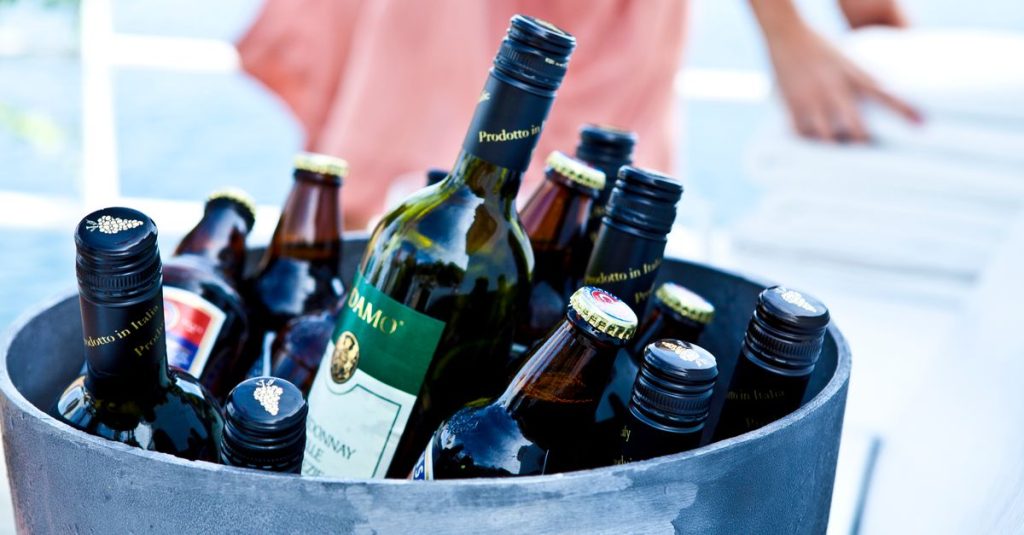 Comment calculer la quantité de vin par personne pour chaque occasion 8 découvrez la quantité de vin recommandée par personne pour vos événements, afin d'assurer des réserves adaptées et éviter le gaspillage.