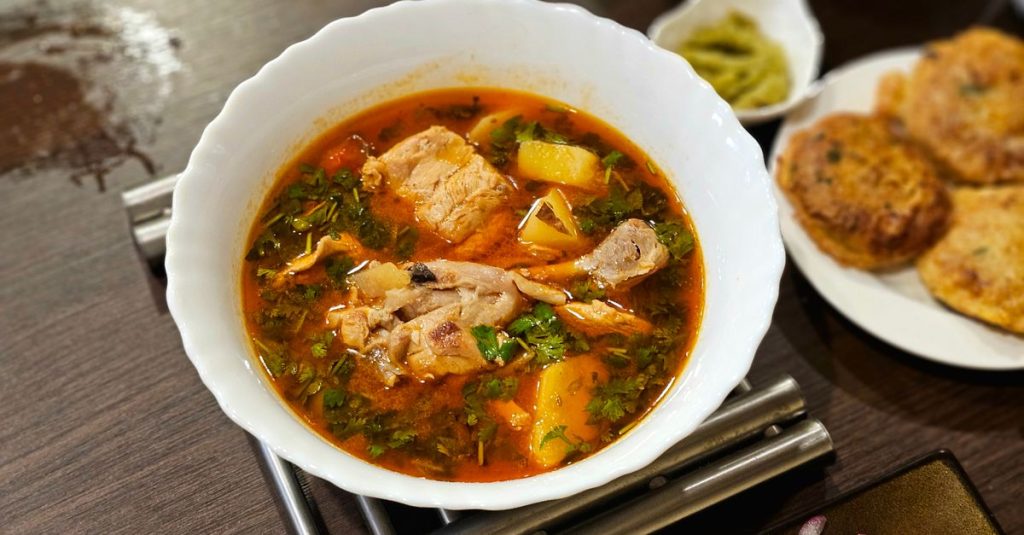 découvrez notre recette de waterzooi au poulet, un plat belge délicieux et réconfortant à base de poulet mijoté dans une sauce crémeuse aux légumes.