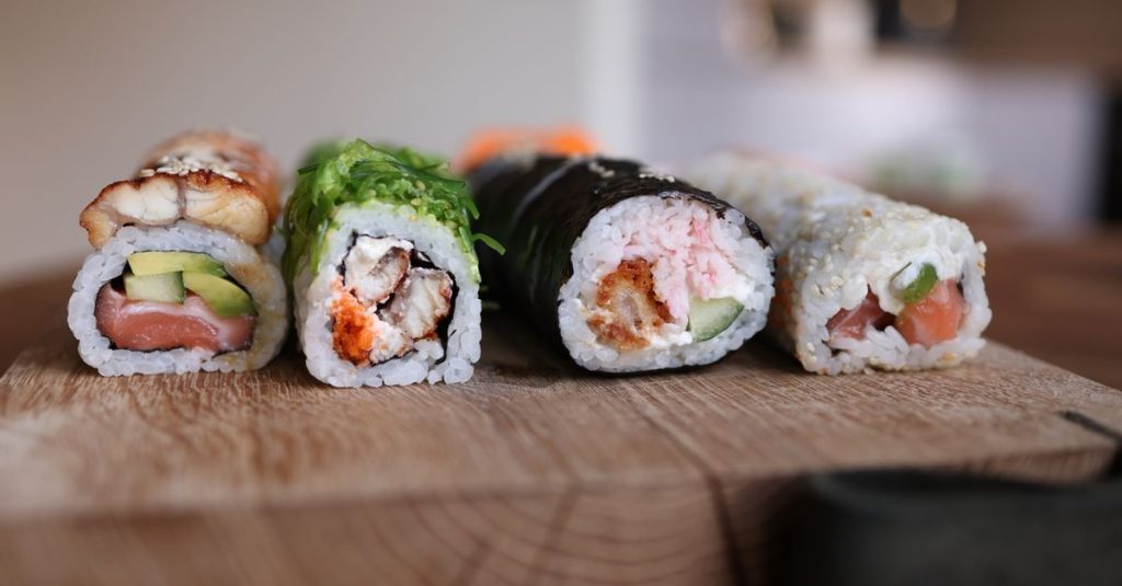 découvrez nos délicieux maki rolls, des rouleaux de sushi frais et savoureux, préparés avec soin pour une expérience japonaise authentique.
