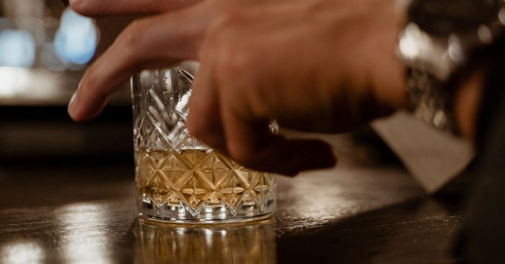 découvrez le whisky le plus cher au monde : son histoire, ses caractéristiques uniques et pourquoi il atteint des prix extraordinaires.