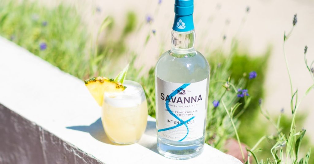 découvrez tout sur le rhum : son histoire, ses variétés, ses méthodes de fabrication et des conseils pour bien le déguster.