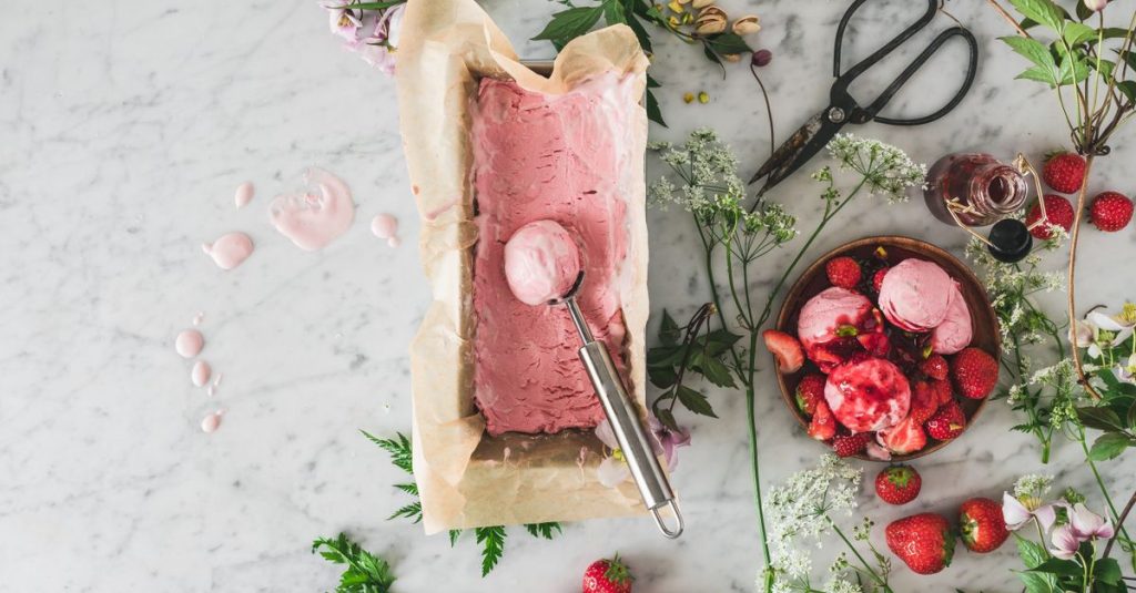 découvrez notre délicieuse glace à la fraise, préparée avec des fraises fraîches pour un goût authentique et rafraîchissant, parfait pour toutes les envies sucrées.