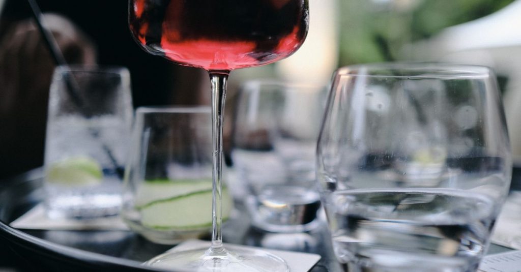 6 cocktails incontournables au vin blanc pour sublimer vos apéros 2 découvrez nos recettes rafraîchissantes de cocktails au vin blanc, parfaits pour toutes les occasions estivales et vos moments de détente.