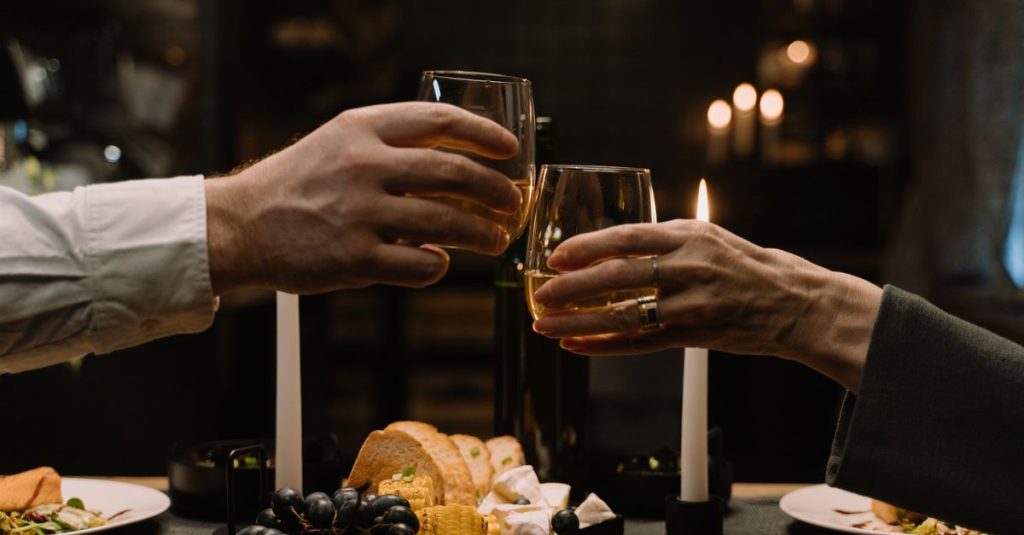 découvrez nos conseils pour un accord mets et vins parfait, afin de sublimer vos repas avec les meilleurs vins adaptés à chaque plat.