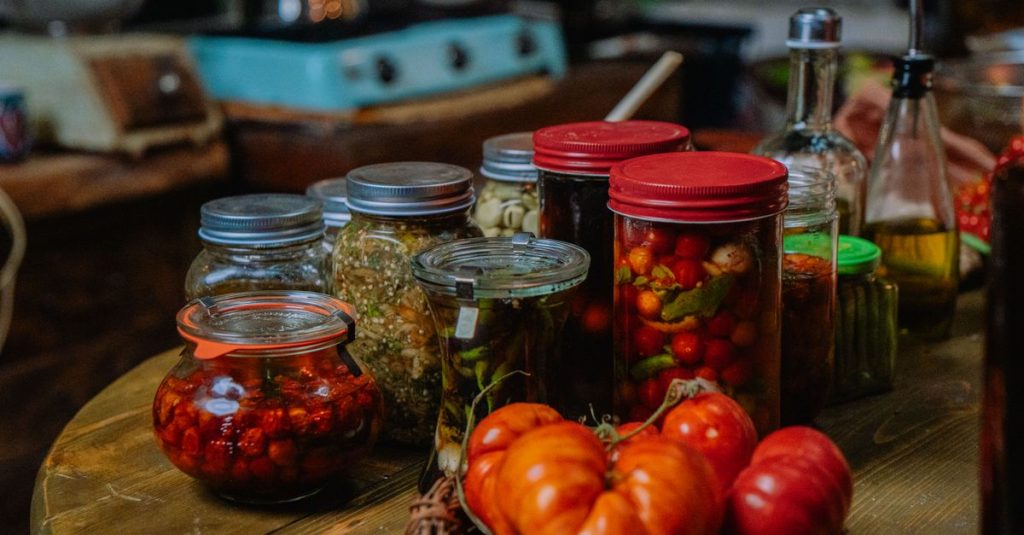 apprenez les techniques de mise en conserve des légumes pour préserver leur fraîcheur et leur saveur toute l'année. guide complet pour réussir vos conserves maison en toute sécurité.
