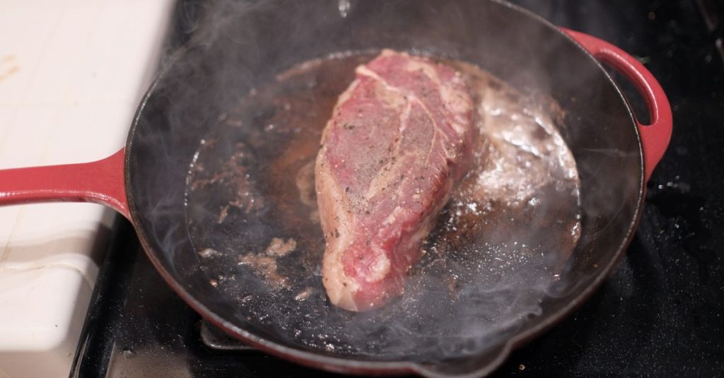 découvrez une recette de chapon en cocotte en fonte : une viande tendre et savoureuse, mijotée à la perfection pour un repas festif.