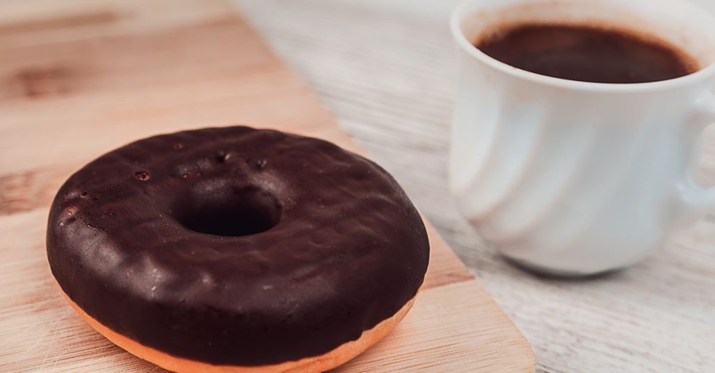 découvrez comment préparer un glaçage au chocolat brillant et savoureux pour sublimer vos gâteaux, cupcakes et desserts.