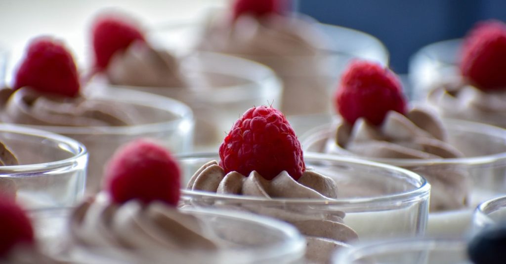 découvrez notre recette onctueuse de mousse au chocolat, un dessert léger et gourmand qui ravira vos papilles à chaque cuillerée.