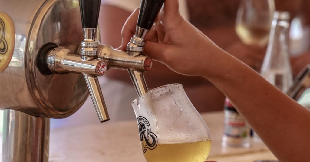 optimisez la consommation de bière en fût grâce à des conseils pour réduire le gaspillage, maîtriser les coûts et préserver la qualité.