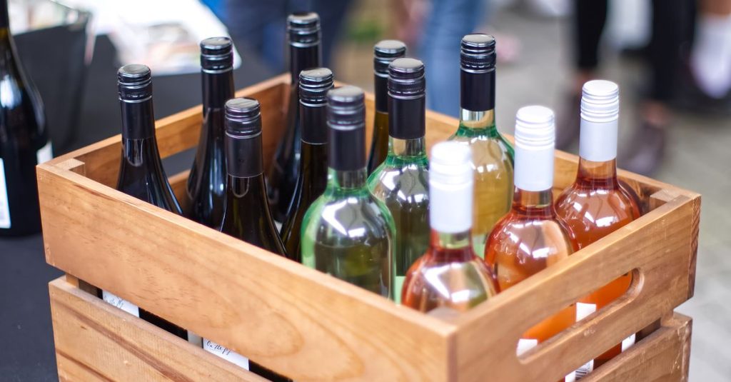 découvrez comment ouvrir une bouteille de vin sans tire-bouchon grâce à des méthodes simples et efficaces pour savourer votre vin en toute occasion.
