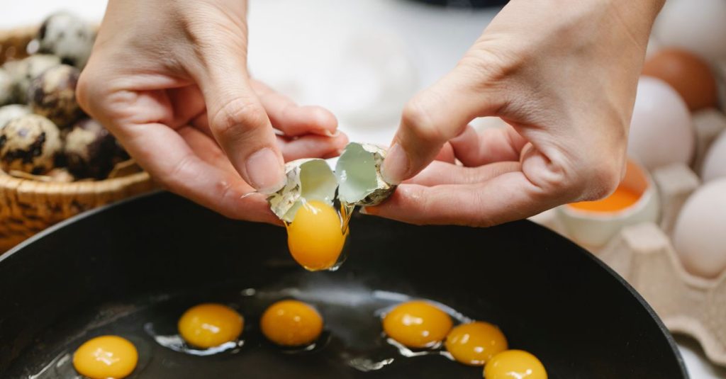 œufs crus pendant la grossesse : découvrez les risques de salmonellose, les précautions à prendre et les alternatives plus sûres pour protéger votre santé et celle de bébé.