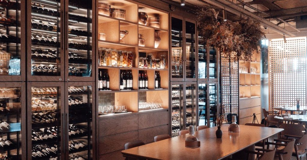 découvrez des idées et conseils pour concevoir une cave à vin élégante, fonctionnelle et parfaitement adaptée à votre collection.